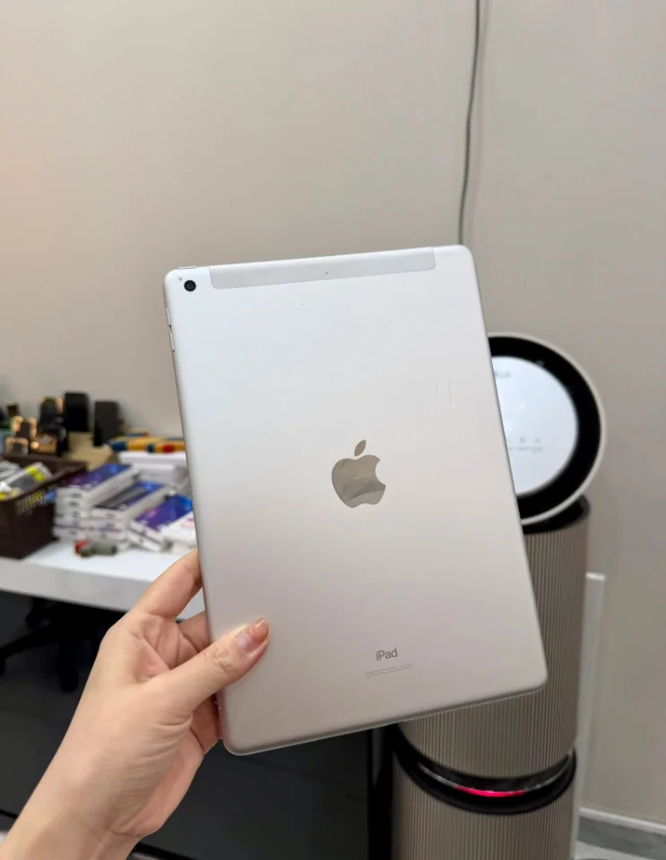 Ipad gen 7 wiffi+ 4g giá 2triệu xx