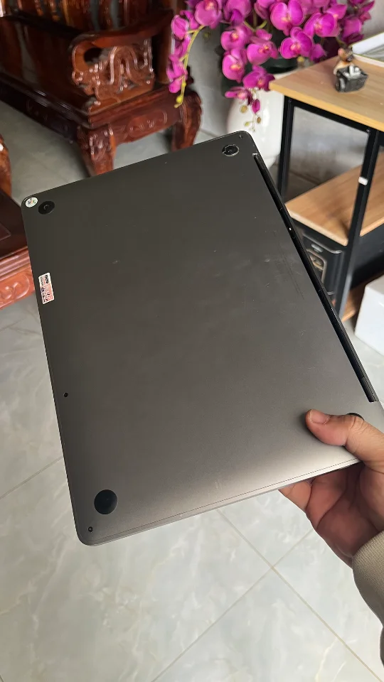 Macbook pro 2017 i5 16/512 nguyên zin còn đẹp cần bán hay gl