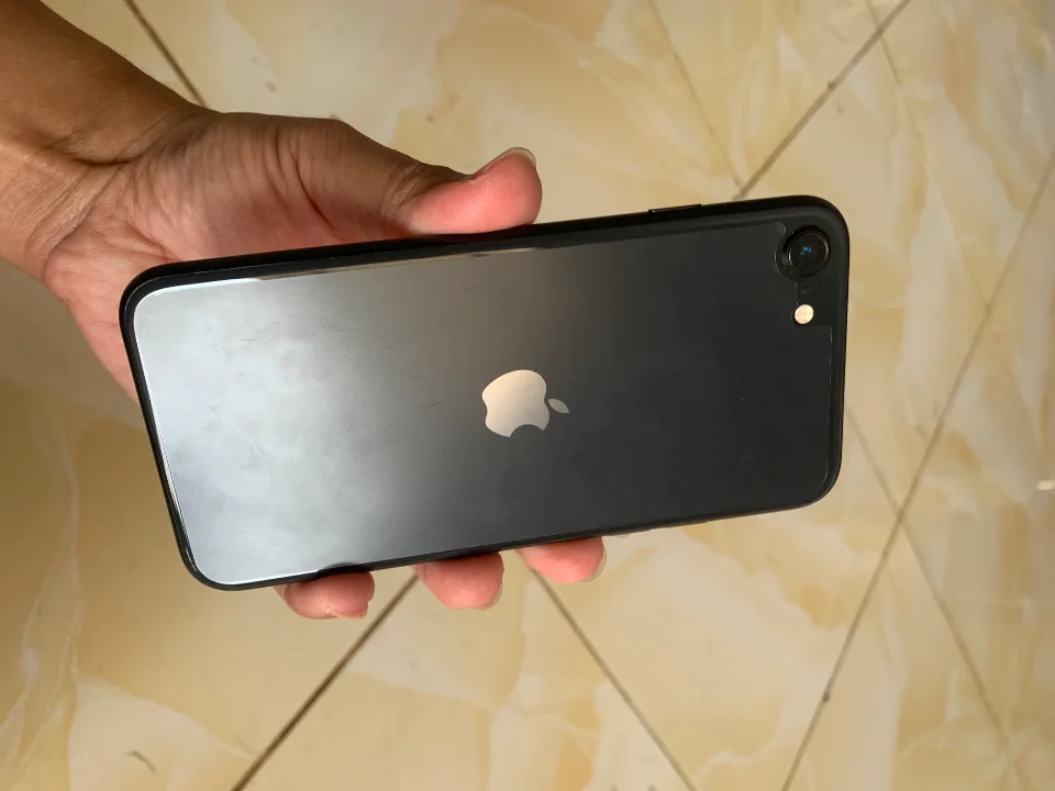 Se 2 zin app .lock kèm sim ghé . Lắp sim là dùng như quốc tế .