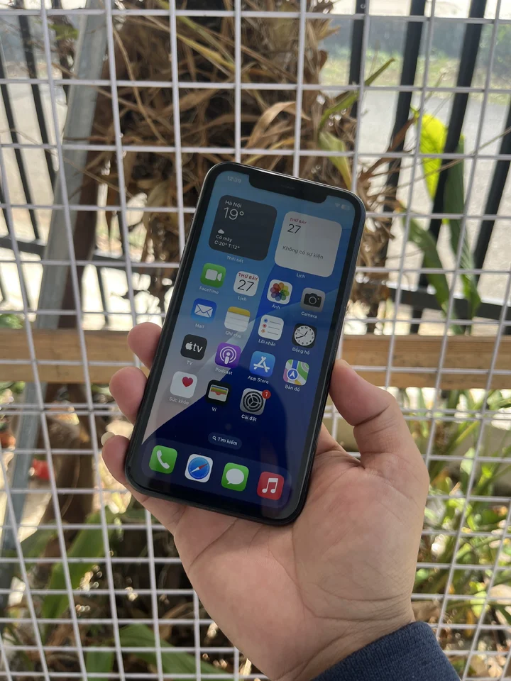 11 128gb vna nguyên zin ngoại hình còn ổn áp