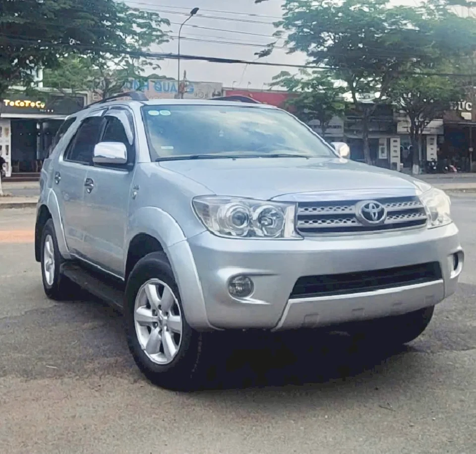 Salon Ô Tô Bình Dương- Toyota Fortuner - xe đẹp, máy êm, gầm chắc chắn