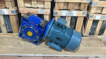 dong-co-giam-toc-tu-55kw-den-75kw-ha-thanh-motor.webp