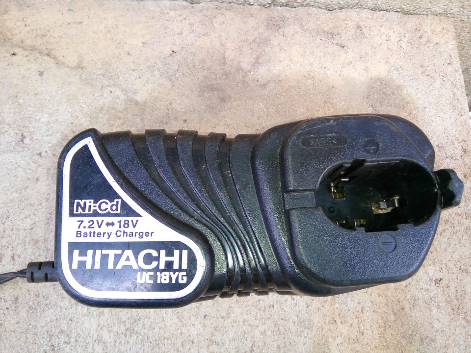 Sạc HITACHI UC18YG.jpg