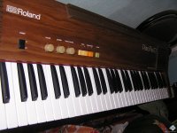 Roland HP 70-organ-chup gia dung09-02-11 (10).JPG